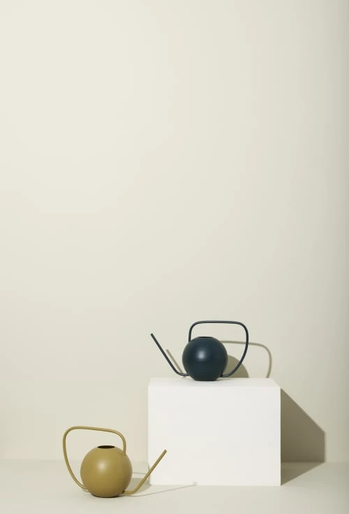 Hubsch Vases Arrosoir 1,5L En Métal Bleu H20 4 Hubsch Vases Arrosoir 1,5L En Métal Bleu H20 – Image 2