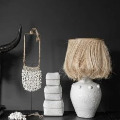 Bazar Bizar Statuettes Et Figurines Statue De Sac En Coquillage Sur Socle En Métal Blanc -Vases Soldes statue de sac en coquillage sur socle en metal blanc 2