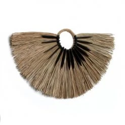 Bazar Bizar Statuettes Et Figurines Statue En Bois Et Herbe D'alang Alang Sur Socle En Métal -Vases Soldes statue en bois et herbe d alang alang sur socle en metal 2