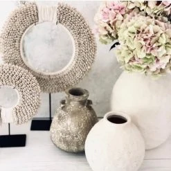 Bazar Bizar Statuettes Et Figurines Statuette En Coton Blanc Et Coquillage Sur Base De Métal Moyen -Vases Soldes statuette en coton blanc et coquillage sur base de metal moyen 1