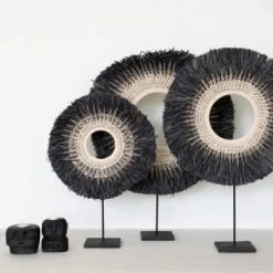 Bazar Bizar Statuettes Et Figurines Statuette En Raphia Noir Et Coquillage Sur Une Base En Métal -Vases Soldes statuette en raphia noir et coquillage sur une base en metal 5