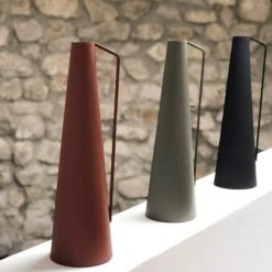 Passage Vernet Vases Vase Conique à Anse En Métal Rouge -Vases Soldes vase conique a anse en metal rouge 3