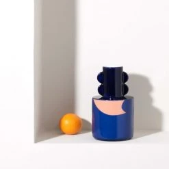 Vases Vase Malala Maisons Du Monde X Sakina M’Sa En Faïence Rose, Bleue Et Noire H22 -Vases Soldes vase malala maisons du monde x sakina m sa en faience rose bleue et noire h22 1000 0 8 229772 3